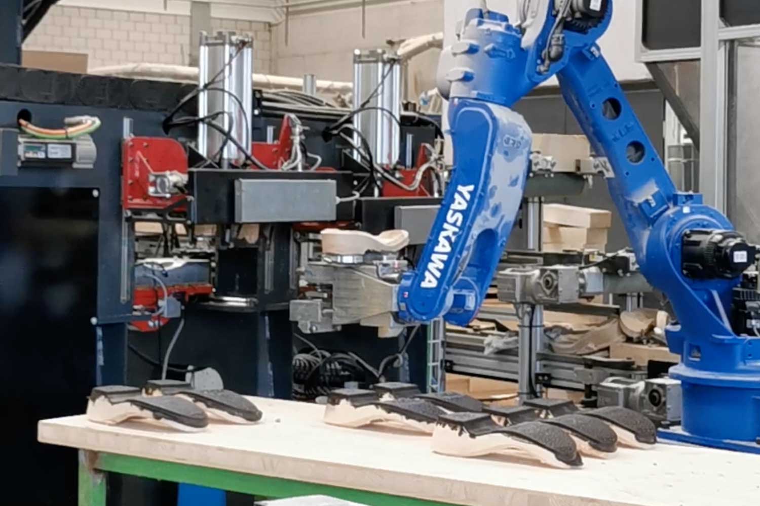 ZÜND Robotik Holzbearbeitung